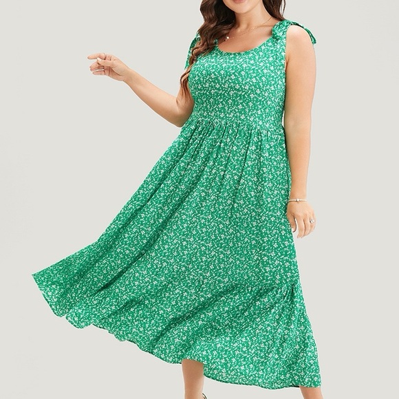 BloomChic Dresses & Skirts - BloomChic Green Floral Midi Dress Size 10